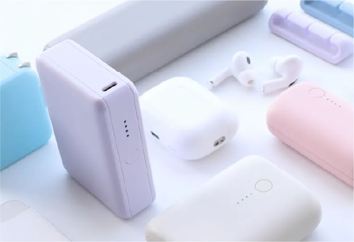 モバイルバッテリー、イヤホン、充電器などのプロダクトが並べられている